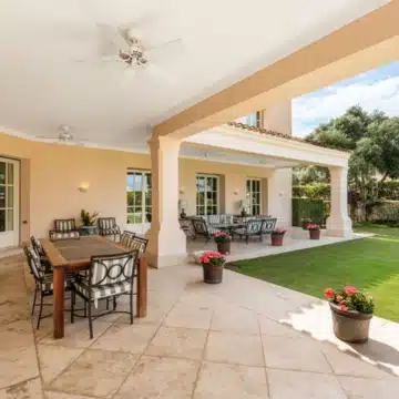 Beachfront villa in the exclusive and tranquil residential area of Los Monteros, Marbella East Picture 19
