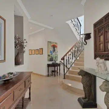 Magnificent luxury villa with 7-bedrooms and sweeping panoramic views in Nueva Andalucia, Marbella Picture 8