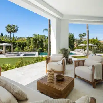 Magnificent 5-bedroom luxury villa nestled in the heart of Nueva Andalucía, Marbella Picture 1