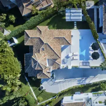 Magnificent Andalusian villa with breathtaking panoramic views of the golf course in Nueva Andalucia Picture 16