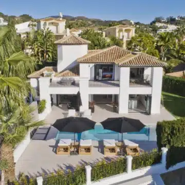 Magnificent Andalusian villa with breathtaking panoramic views of the golf course in Nueva Andalucia Picture 17