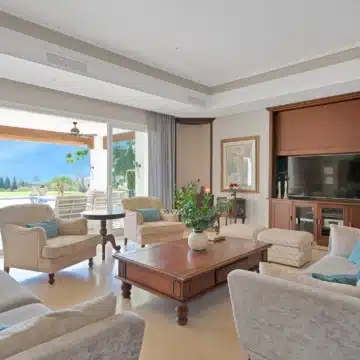 Magnificent luxury villa with 7-bedrooms and sweeping panoramic views in Nueva Andalucia, Marbella Picture 2