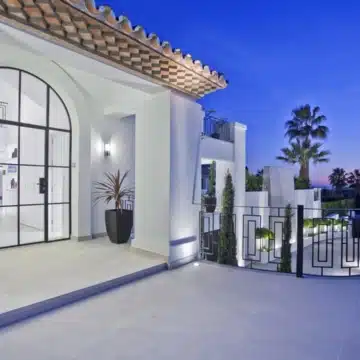 Magnificent Andalusian villa with breathtaking panoramic views of the golf course in Nueva Andalucia Picture 7