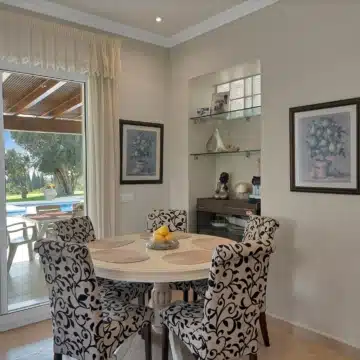 Magnificent luxury villa with 7-bedrooms and sweeping panoramic views in Nueva Andalucia, Marbella Picture 7