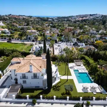 Magnificent 5-bedroom luxury villa nestled in the heart of Nueva Andalucía, Marbella Picture 2