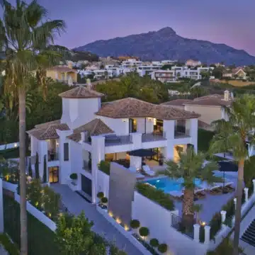 Magnificent Andalusian villa with breathtaking panoramic views of the golf course in Nueva Andalucia Picture 38