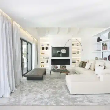 Magnificent Andalusian villa with breathtaking panoramic views of the golf course in Nueva Andalucia Picture 3