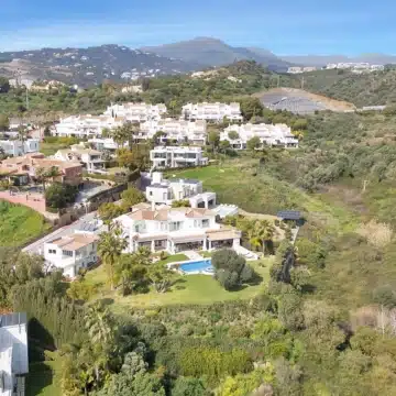 Magnificent luxury villa with 7-bedrooms and sweeping panoramic views in Nueva Andalucia, Marbella Picture 26