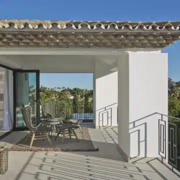 Magnificent Andalusian villa with breathtaking panoramic views of the golf course in Nueva Andalucia Picture 43