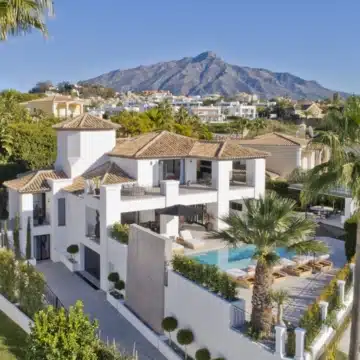 Magnificent Andalusian villa with breathtaking panoramic views of the golf course in Nueva Andalucia Picture 47
