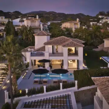 Magnificent Andalusian villa with breathtaking panoramic views of the golf course in Nueva Andalucia Picture 48