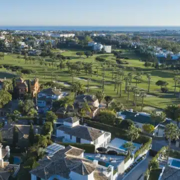 Magnificent Andalusian villa with breathtaking panoramic views of the golf course in Nueva Andalucia Picture 49