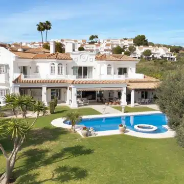 Magnificent luxury villa with 7-bedrooms and sweeping panoramic views in Nueva Andalucia, Marbella Picture 28