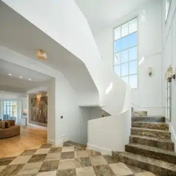 Magnificent 5-bedroom luxury villa nestled in the heart of Nueva Andalucía, Marbella Picture 15