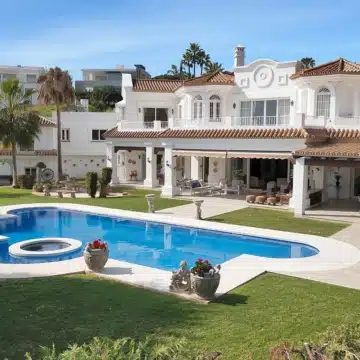 Magnificent luxury villa with 7-bedrooms and sweeping panoramic views in Nueva Andalucia, Marbella Picture 21