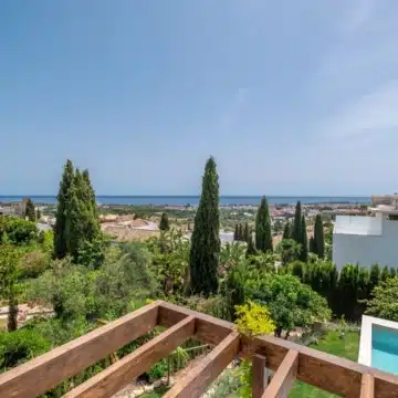 Elegant 4-bedroom villa with modern design and Mediterranean architecture in Paraiso Alto, Benahavis Picture 16