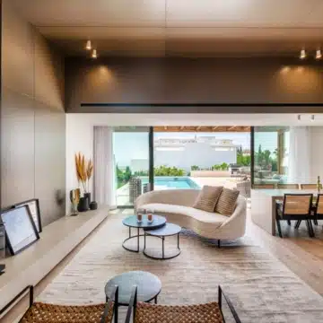 Elegant 4-bedroom villa with modern design and Mediterranean architecture in Paraiso Alto, Benahavis Picture 2