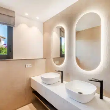 Elegant 4-bedroom villa with modern design and Mediterranean architecture in Paraiso Alto, Benahavis Picture 27