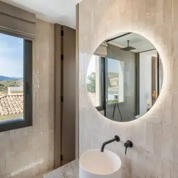 Elegant 4-bedroom villa with modern design and Mediterranean architecture in Paraiso Alto, Benahavis Picture 9