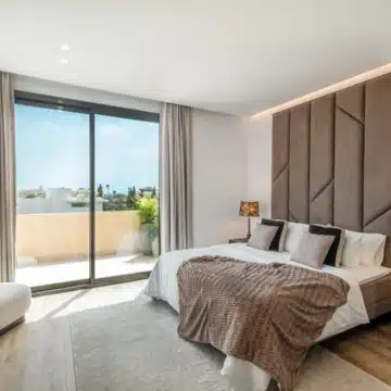 Elegant 4-bedroom villa with modern design and Mediterranean architecture in Paraiso Alto, Benahavis Picture 20
