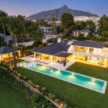 Outstanding Frontline Golf Villa with unbeatable views in Las Brisas, Nueva Andalucía Picture 3