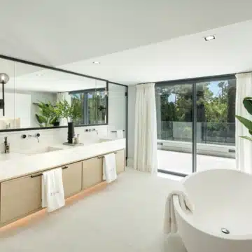 Outstanding Frontline Golf Villa with unbeatable views in Las Brisas, Nueva Andalucía Picture 16