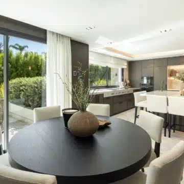 Outstanding Frontline Golf Villa with unbeatable views in Las Brisas, Nueva Andalucía Picture 7