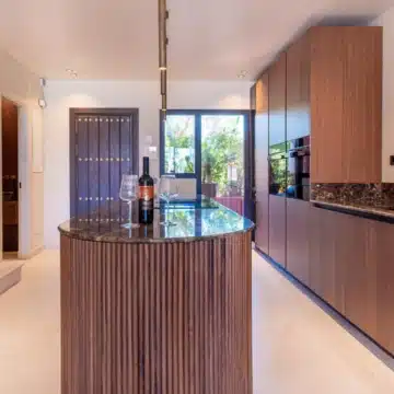 Refurbished townhouse located in the desirable Altos de Puente Romano, Marbella Golden Mile Picture 4