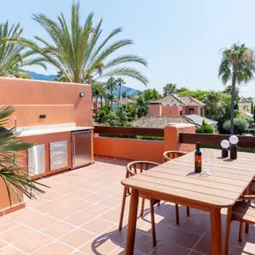 Refurbished townhouse located in the desirable Altos de Puente Romano, Marbella Golden Mile Picture 9