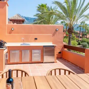 Refurbished townhouse located in the desirable Altos de Puente Romano, Marbella Golden Mile Picture 11