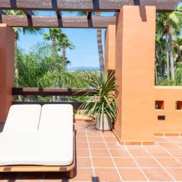Refurbished townhouse located in the desirable Altos de Puente Romano, Marbella Golden Mile Picture 12