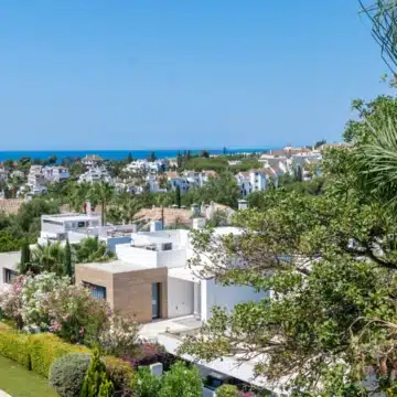 Refurbished townhouse located in the desirable Altos de Puente Romano, Marbella Golden Mile Picture 2