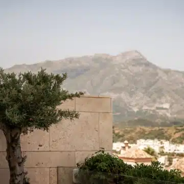 Stunning apartment with panoramic views in a boutique gated development of La Quinta, Benahavis Picture 10