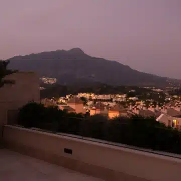 Stunning apartment with panoramic views in a boutique gated development of La Quinta, Benahavis Picture 9