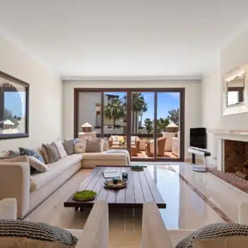 Frontline beach penthouse within the prestigious community of Bahía del Velerín, Estepona Picture 19