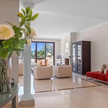 Frontline beach penthouse within the prestigious community of Bahía del Velerín, Estepona Picture 14