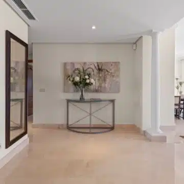 Frontline beach penthouse within the prestigious community of Bahía del Velerín, Estepona Picture 16