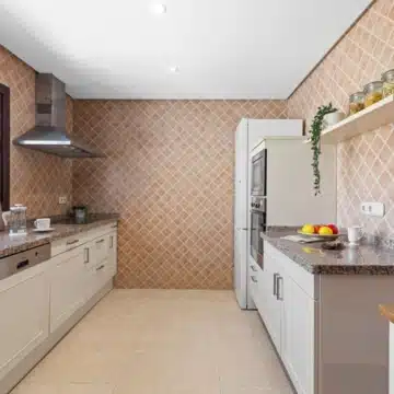 Frontline beach penthouse within the prestigious community of Bahía del Velerín, Estepona Picture 4