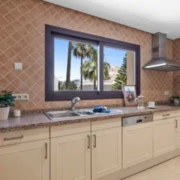 Frontline beach penthouse within the prestigious community of Bahía del Velerín, Estepona Picture 6