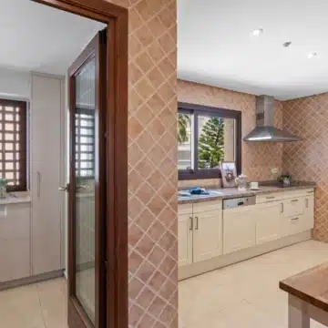 Frontline beach penthouse within the prestigious community of Bahía del Velerín, Estepona Picture 5