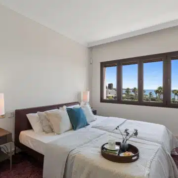 Frontline beach penthouse within the prestigious community of Bahía del Velerín, Estepona Picture 17