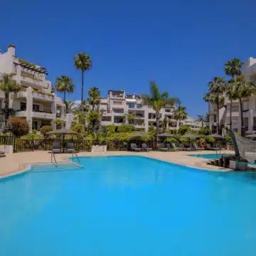 Frontline beach penthouse within the prestigious community of Bahía del Velerín, Estepona Picture 25