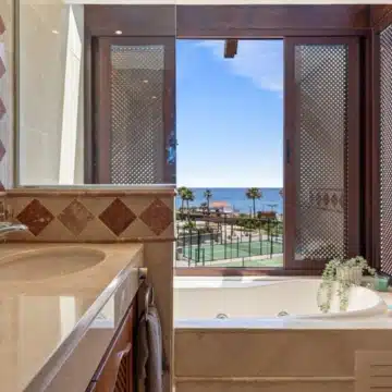 Frontline beach penthouse within the prestigious community of Bahía del Velerín, Estepona Picture 2