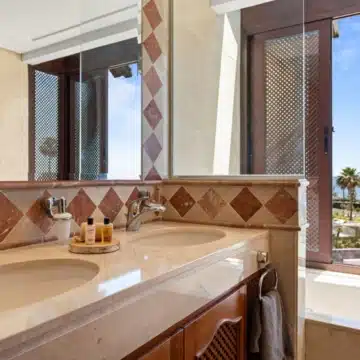 Frontline beach penthouse within the prestigious community of Bahía del Velerín, Estepona Picture 20