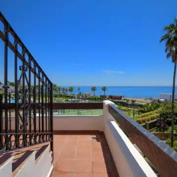 Frontline beach penthouse within the prestigious community of Bahía del Velerín, Estepona Picture 24