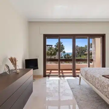 Frontline beach penthouse within the prestigious community of Bahía del Velerín, Estepona Picture 26
