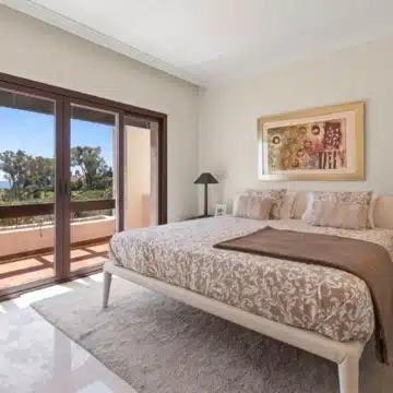 Frontline beach penthouse within the prestigious community of Bahía del Velerín, Estepona Picture 11