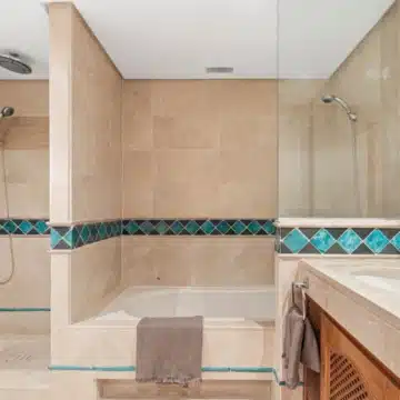 Frontline beach penthouse within the prestigious community of Bahía del Velerín, Estepona Picture 27