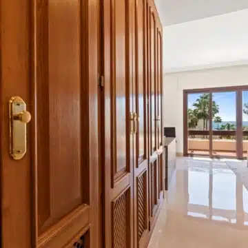 Frontline beach penthouse within the prestigious community of Bahía del Velerín, Estepona Picture 28
