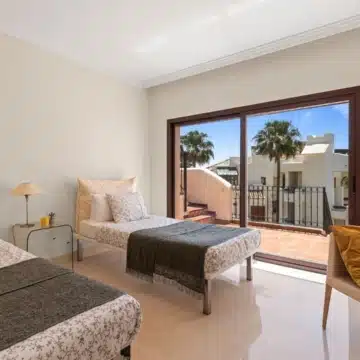 Frontline beach penthouse within the prestigious community of Bahía del Velerín, Estepona Picture 29